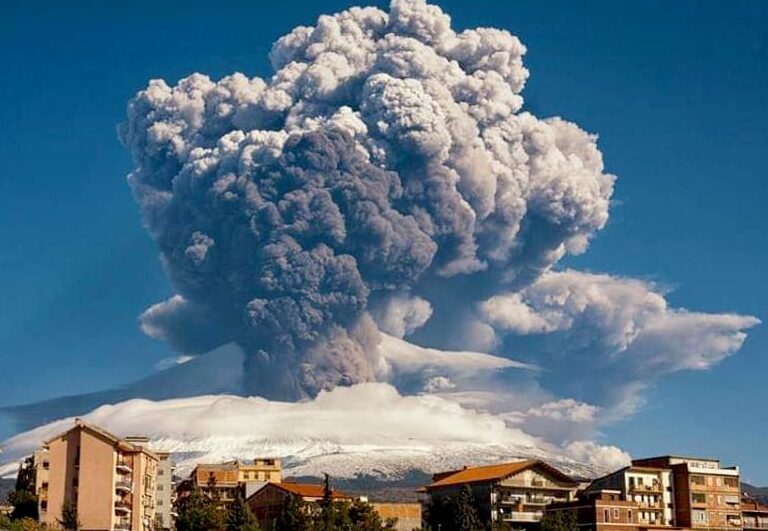 El volcán Etna sufre una nueva erupción de su cráter sureste con una lluvia de cenizas