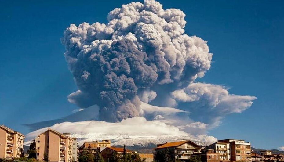 El volcán Etna erupciona en la isla de Sicilia a 16 de febrero de 2021