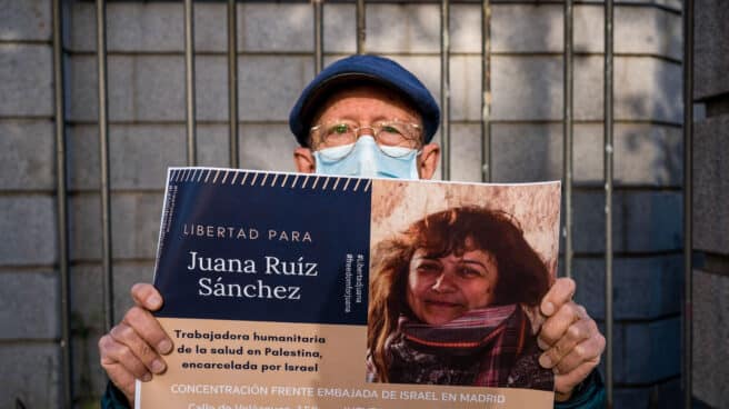 Un manifestante sostiene una pancarta con la imagen de la ciudadana española Juana Ruiz, detenida en Israel desde el 13 de abril.