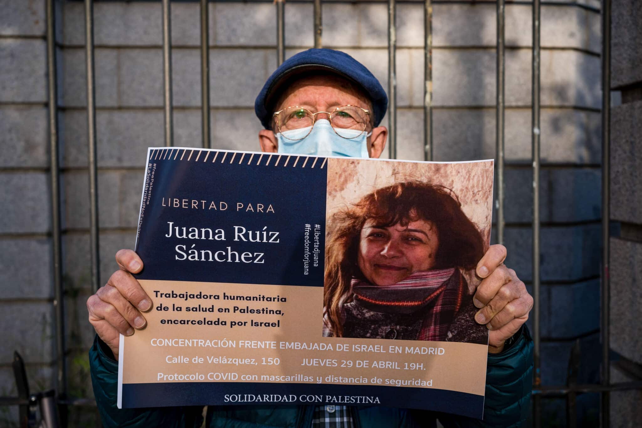 Un manifestante sostiene una pancarta con la imagen de la ciudadana española Juana Ruiz, detenida en Israel desde el 13 de abril.