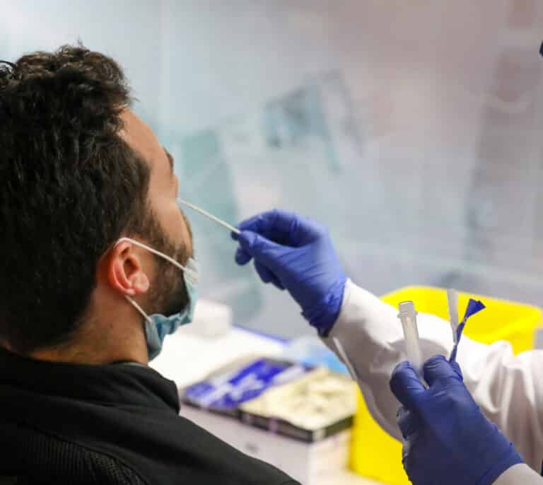 Sanidad reduce a 24 horas la validez de los antígenos para entrar en España