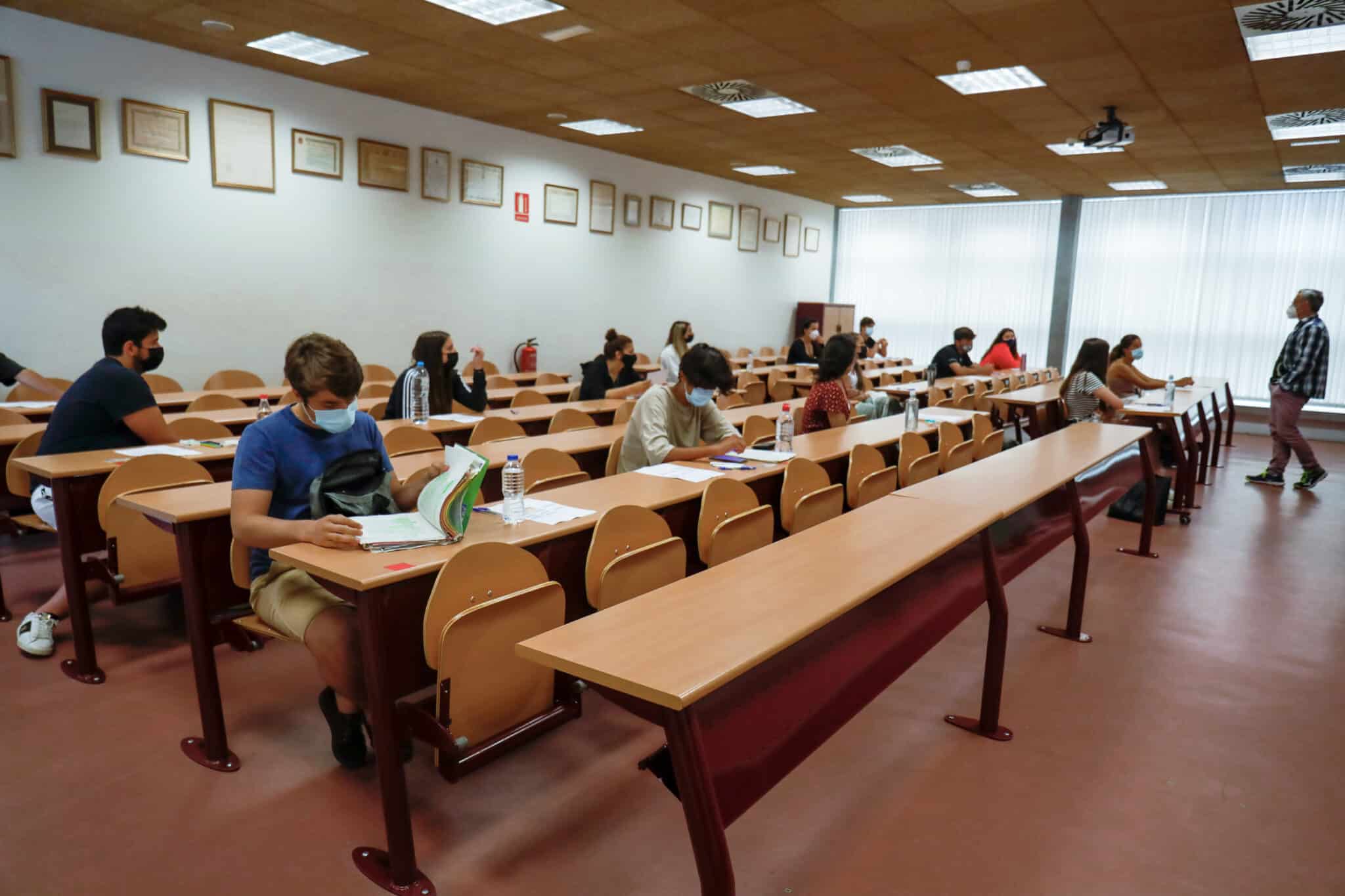 Estudiantes de la EBAU preparándose para el examen