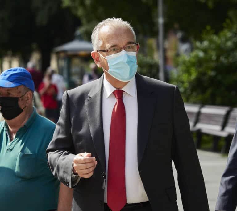 El PSOE retira la reprobación al alcalde de Pamplona tras el apoyo de UPN a la reforma laboral