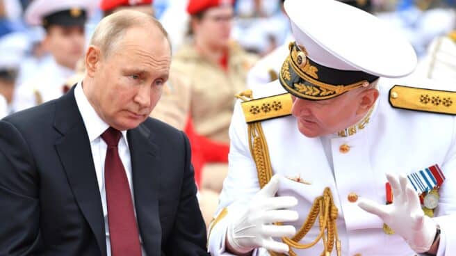 Vladimir Putin, con el jefe de la Armada rusa en San Petersburgo.