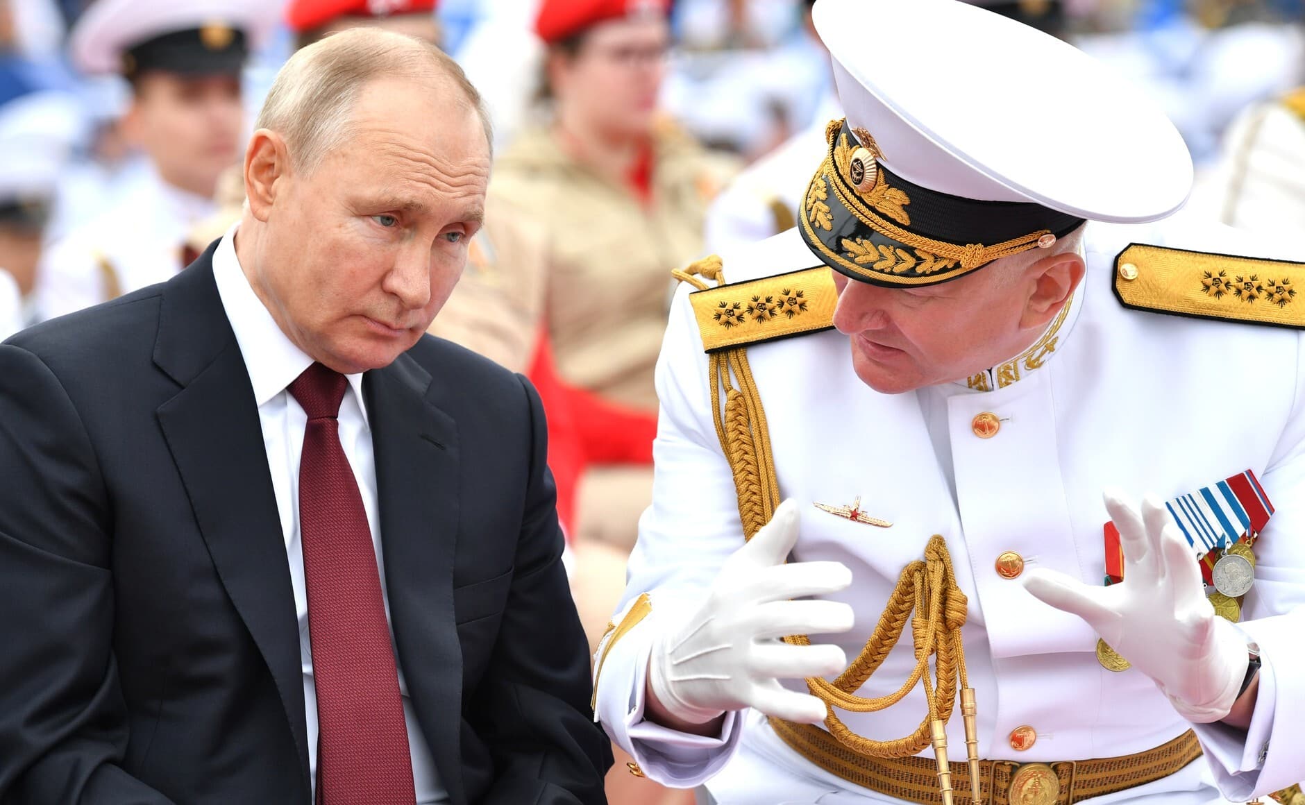 Vladimir Putin, con el jefe de la Armada rusa en San Petersburgo.