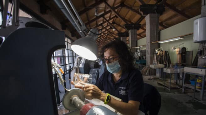 Una mujer trabaja en la elaboración de vidrio, en la Real Fábrica de Cristales de La Granja, Segovia.