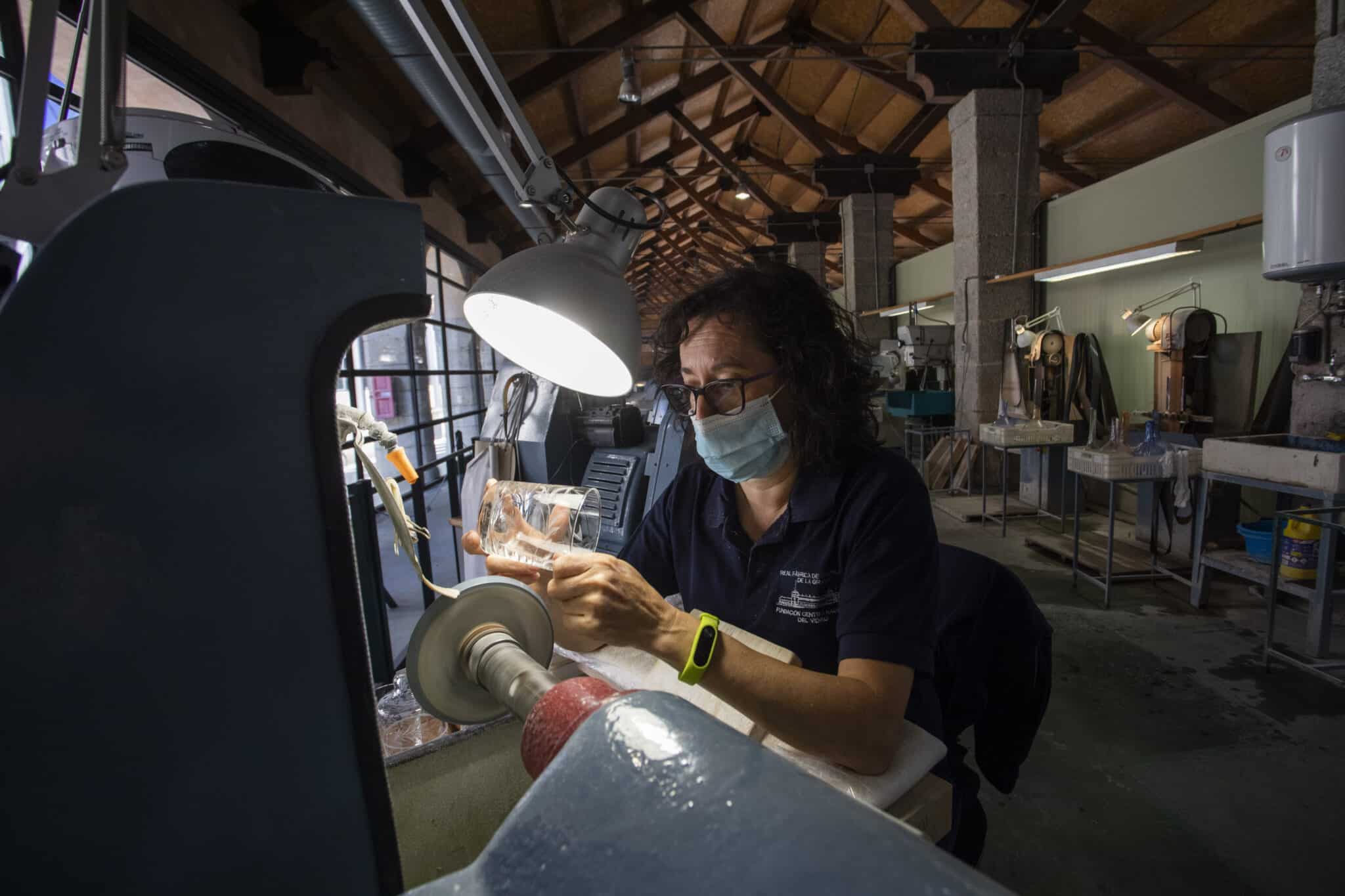 Una mujer trabaja en la elaboración de vidrio, en la Real Fábrica de Cristales de La Granja, Segovia.