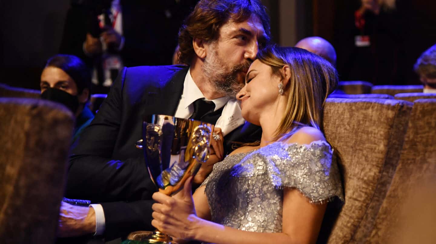 El actor español Javier Bardem (L) felicita a la actriz Penélope Cruz mientras sostiene el premio Volpi Cup (Coppa Volpi) a la mejor actriz por su actuación en la película 'Madres Paralelas'