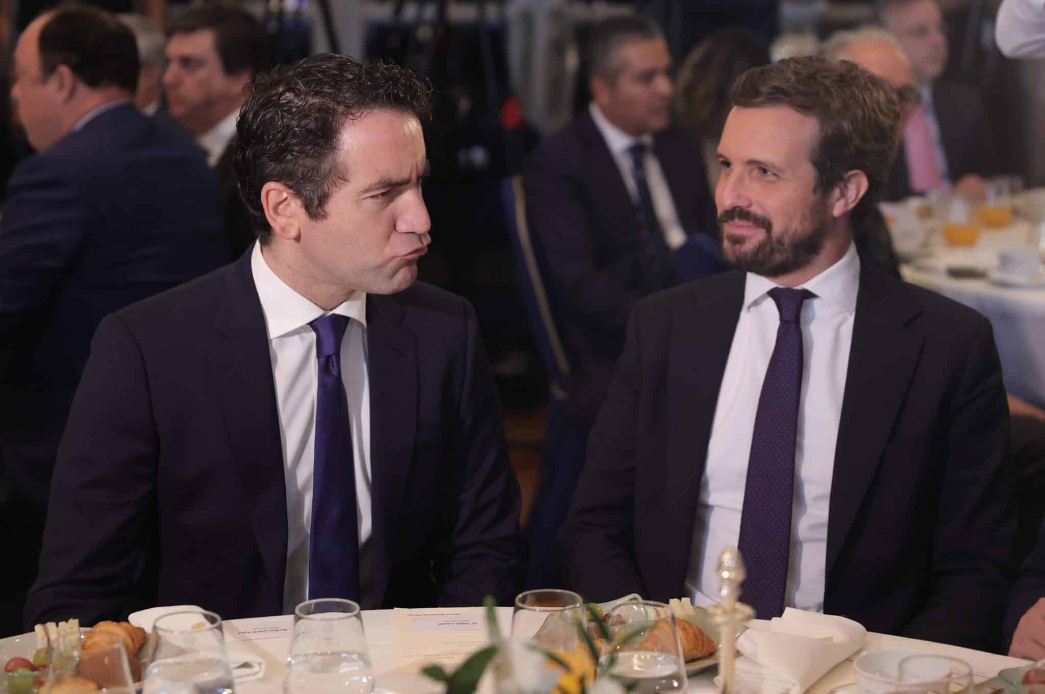 El secretario general del Partido Popular, Teodoro García Egea (i) y el presidente del PP, Pablo Casado (d), participan en un desayuno del Fórum Europa