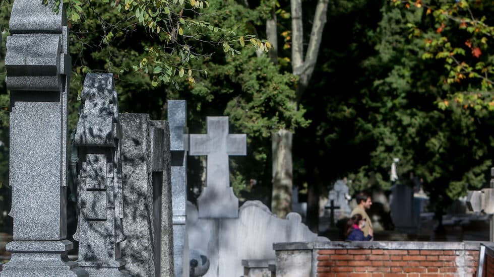 Dos personas andan en el cementerio de La Almudena en Madrid.