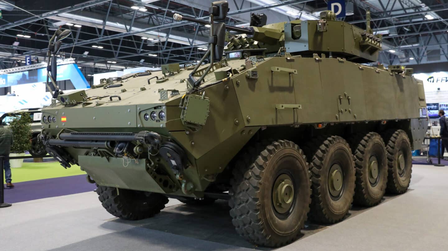 Vehículo militar VCR 8x8 Dragón en la Feria Internacional de Defensa y Seguridad FEINDEF.