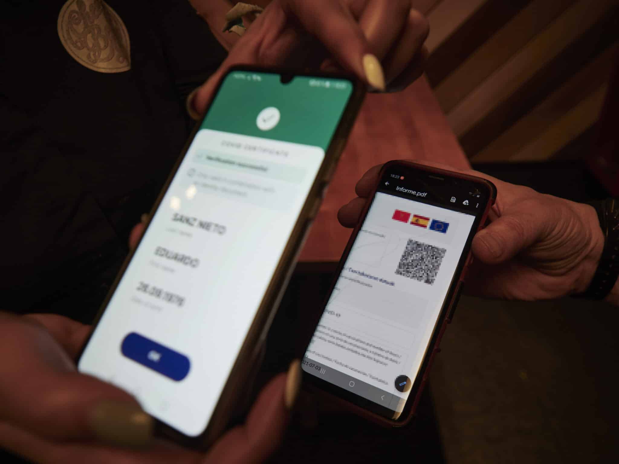 Una persona muestra su certificado de vacunación contra el Covid-19