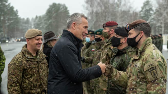 Jens Stoltenberg, en una visita a tropas. Jens Stoltenberg, en una visita a tropas.