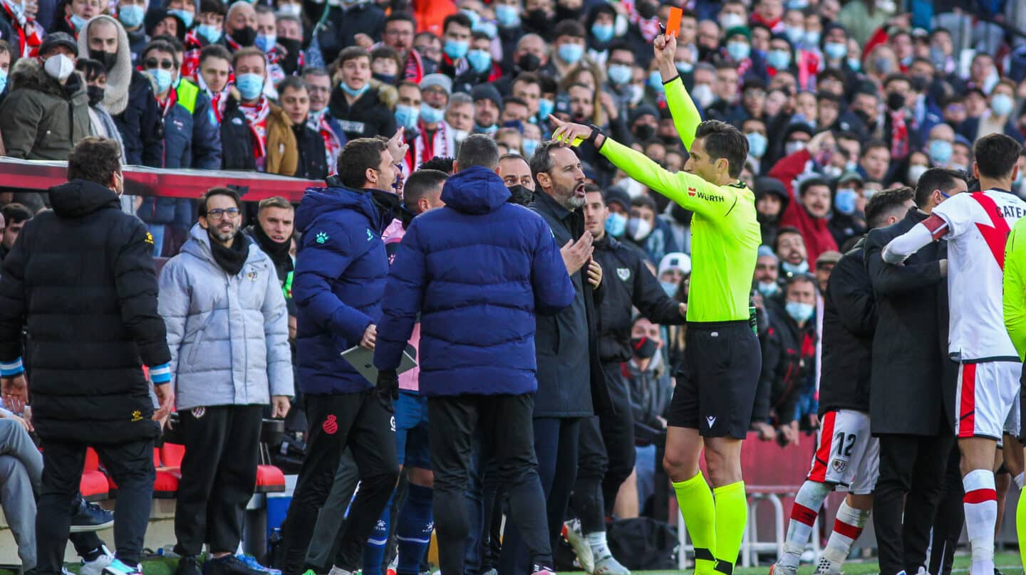 Munuera Montero, árbitro del partido, ve la tarjeta roja a Fran Mérida de Espanyol