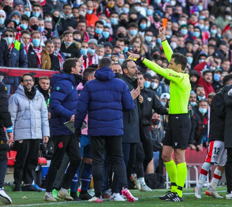 Árbitros, de jueces del fútbol a blanco fácil de las gradas