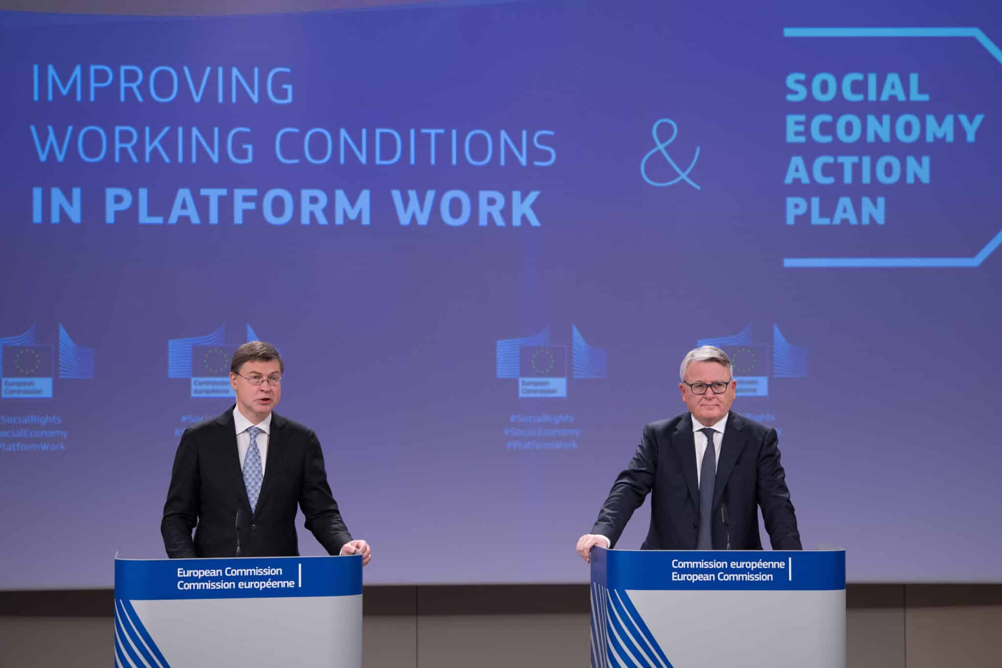 Los comisarios europeos, Valdis Dombrovskis y Nicolas Schmit.