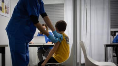 Un juzgado deniega la petición de un padre para vacunar a su hijo de covid