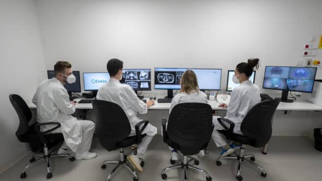 Varios técnicos controlan el único sistema de radioterapia de precisión molecular guiada por resonancia magnética que existe en España, en el Hospital Carlos III