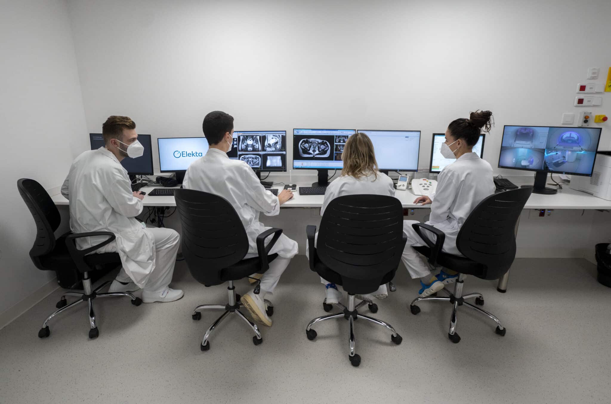Varios técnicos controlan el único sistema de radioterapia de precisión molecular guiada por resonancia magnética que existe en España, en el Hospital Carlos III