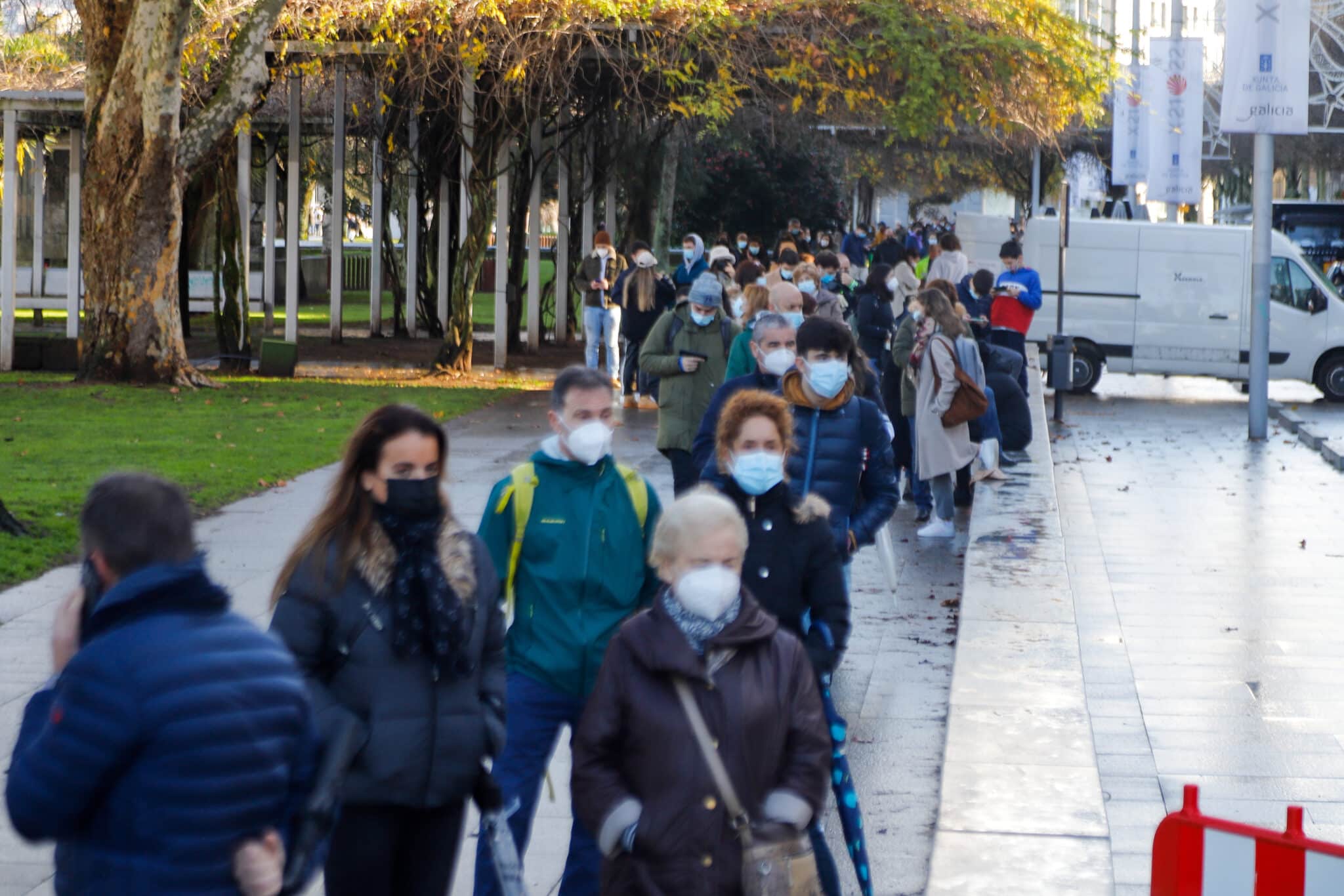 Varias personas hacen cola para hacerse PCR, en un punto móvil de PCR gratuitas en el Naútico de Vigo