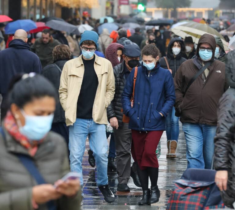 Si su puesto lo permite, teletrabajar: las recomendaciones de Sanidad para un invierno de gripe y covid