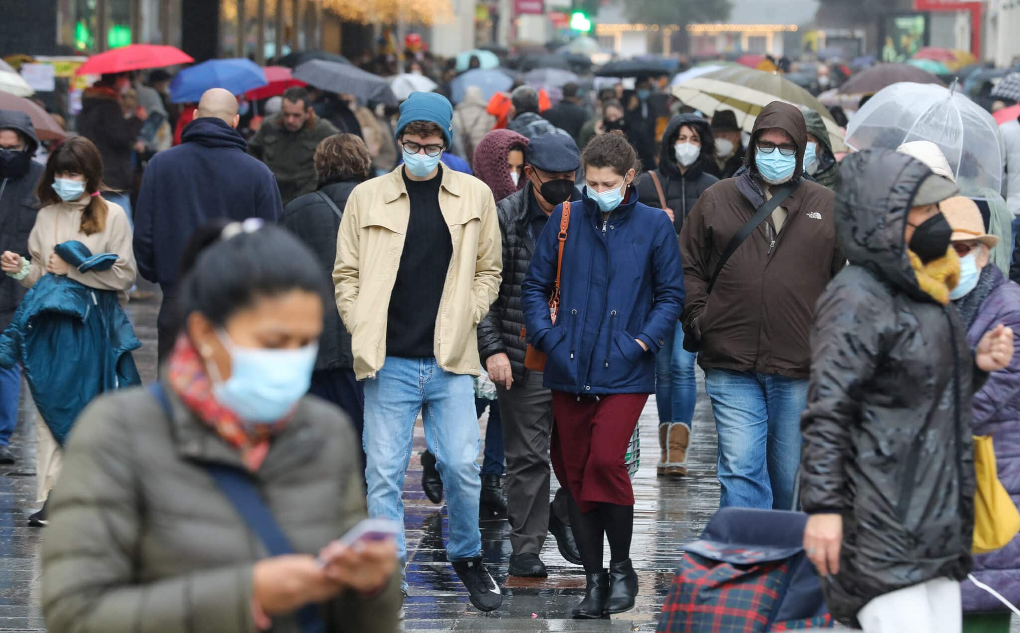 Varias personas con mascarilla, el mismo día que entra en vigor la obligatoriedad de usar mascarilla en exteriores