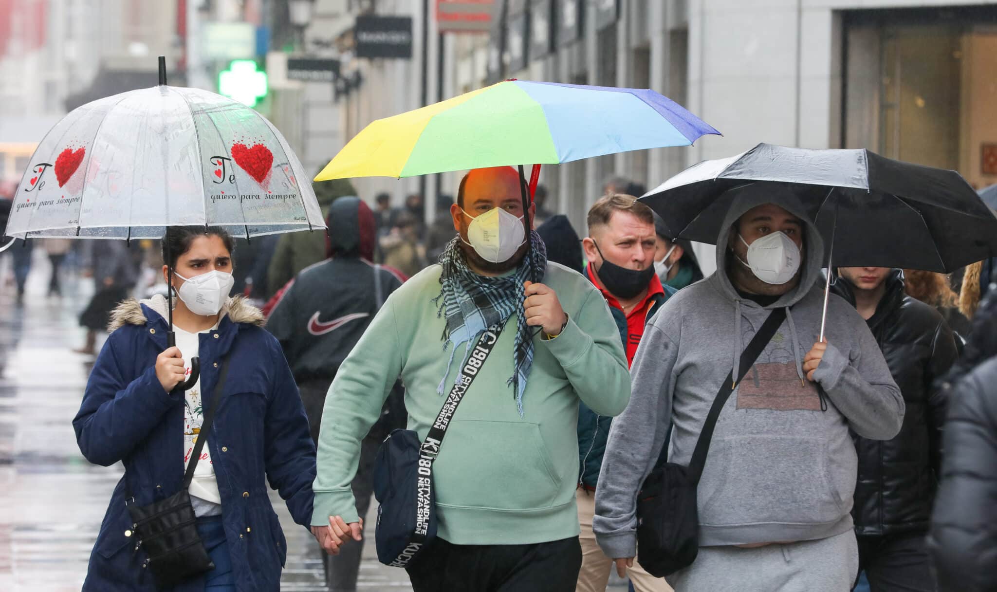 Varias personas con mascarilla, el mismo día que entra en vigor la obligatoriedad de usar mascarilla en exteriores