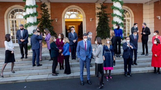 gobierno-reconoce-36-directivas-pendientes-transposicion Pedro Sánchez y sus ministros, en una foto de familia tras la marcha de Manuel Castells (Universidades).