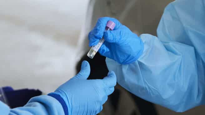 Una enfermera da una muestra de PCR para su análisis.