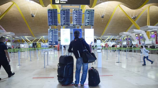 Una persona con maletas en el aeropuerto Adolfo Suárez, Madrid-Barajas