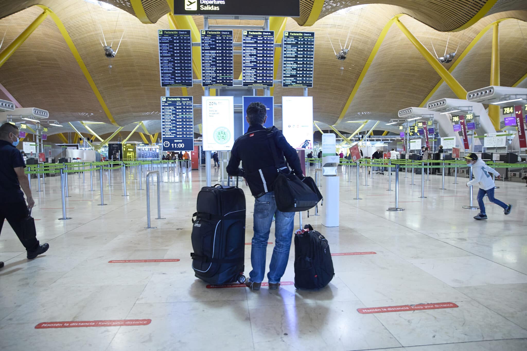 Una persona con maletas en el aeropuerto Adolfo Suárez, Madrid-Barajas