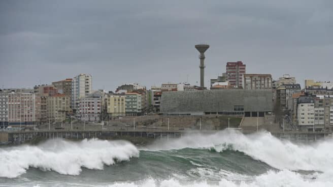 Fuertes vientos y oleaje en A Coruña, a 8 de enero de 2022