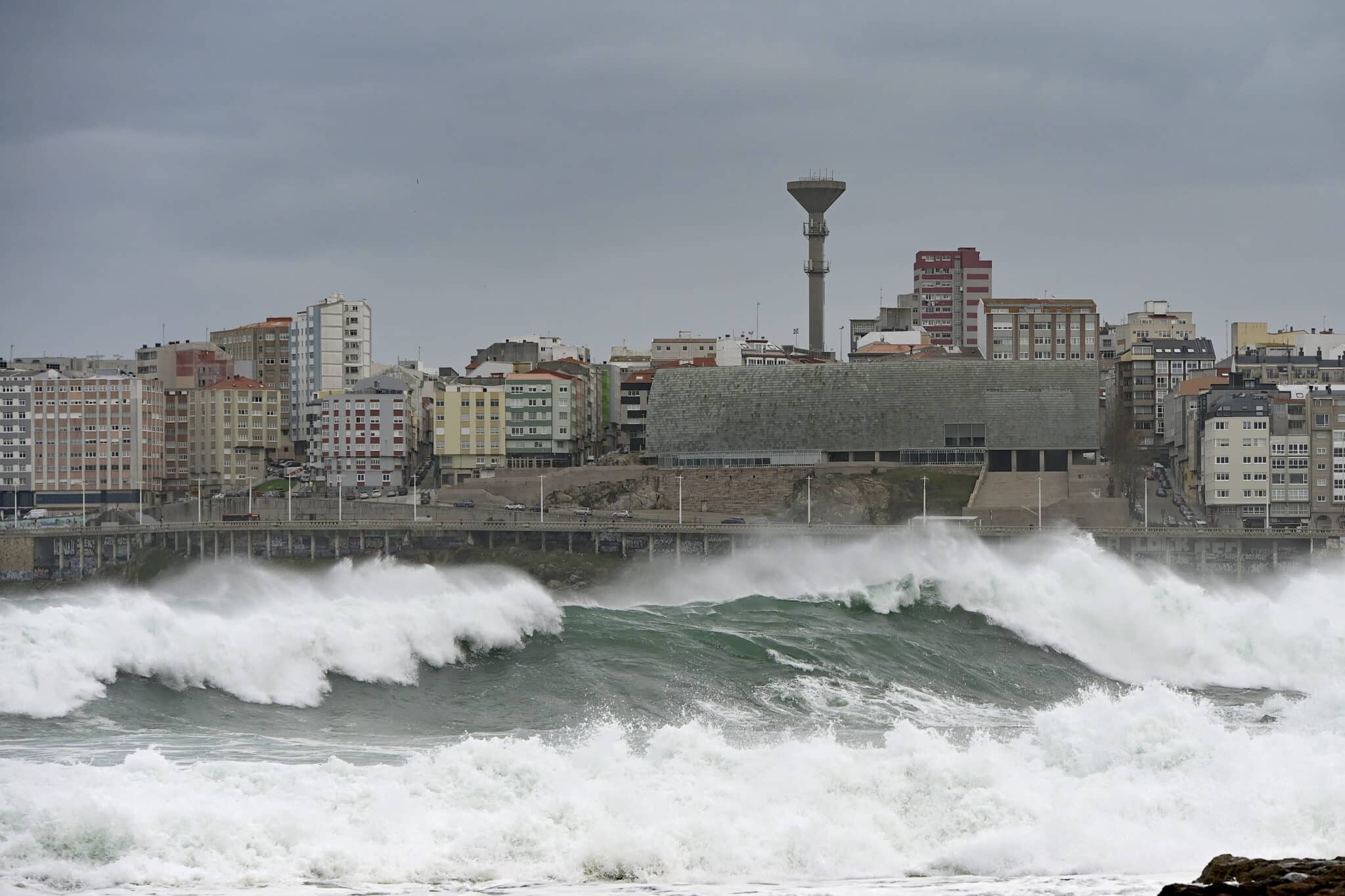 Fuertes vientos y oleaje en A Coruña, a 8 de enero de 2022