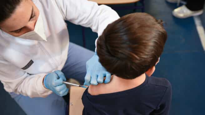 un niño se vacuna del Covid en Valencia