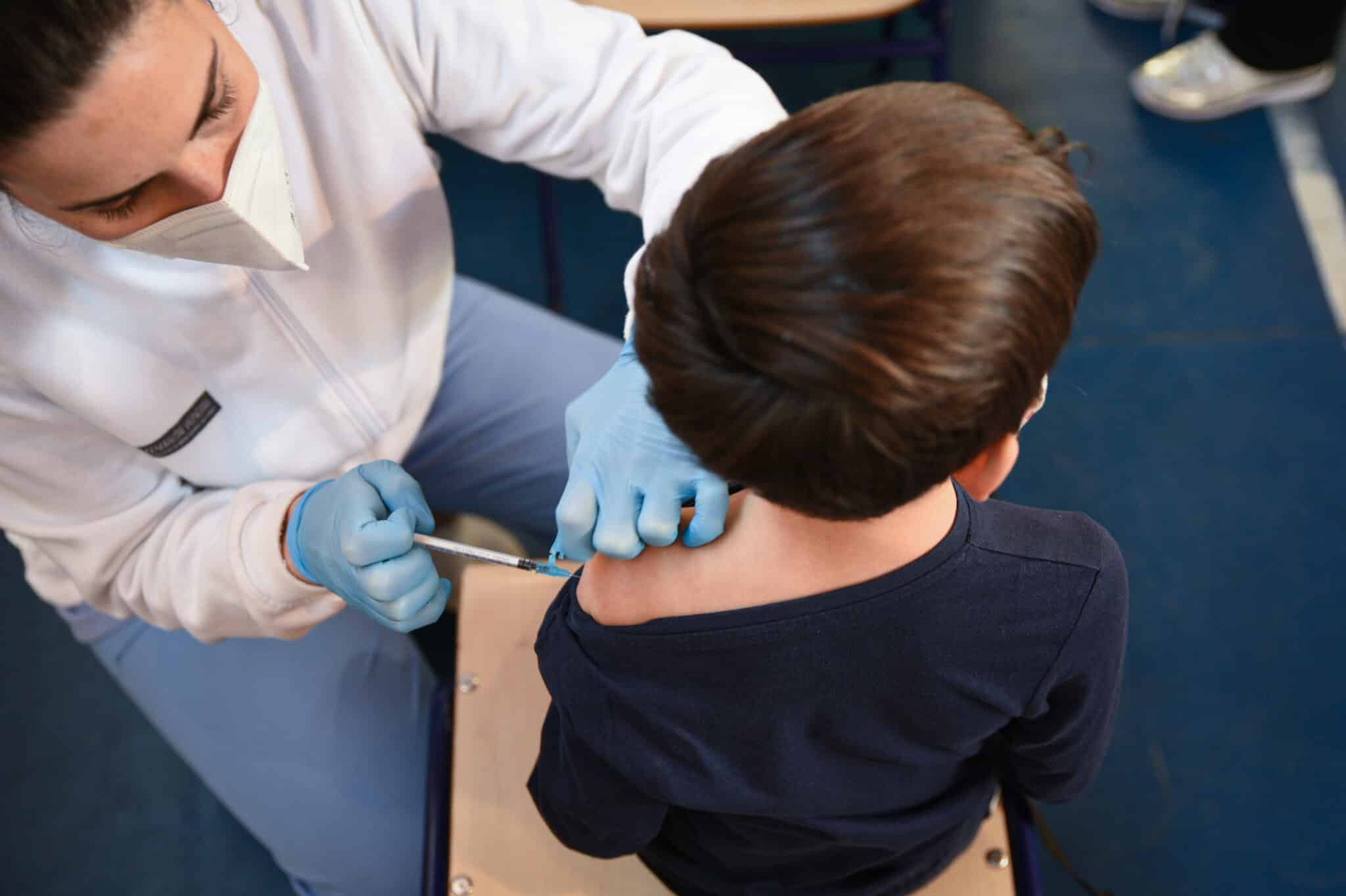 un niño se vacuna del Covid en Valencia