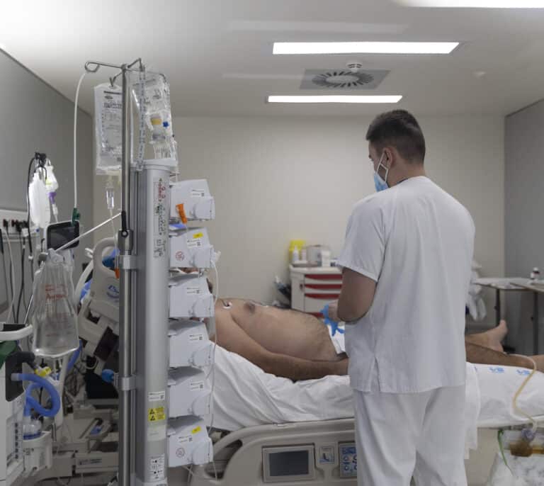 Sanidad notifica 33.911 nuevos contagios y 301 fallecidos mientras la incidencia cae 58 puntos
