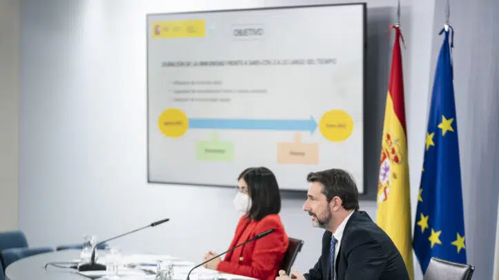 El Director del Instituto de Salud Carlos III, Cristóbal Belda, y la ministra de Sanidad, Carolina Darias,