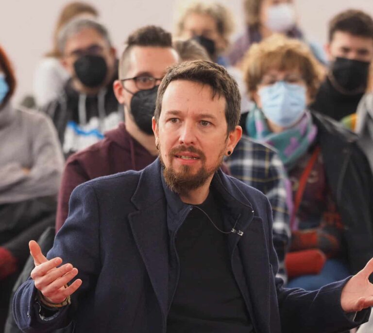 Pablo Iglesias carga contra "la todavía ministra Robles"