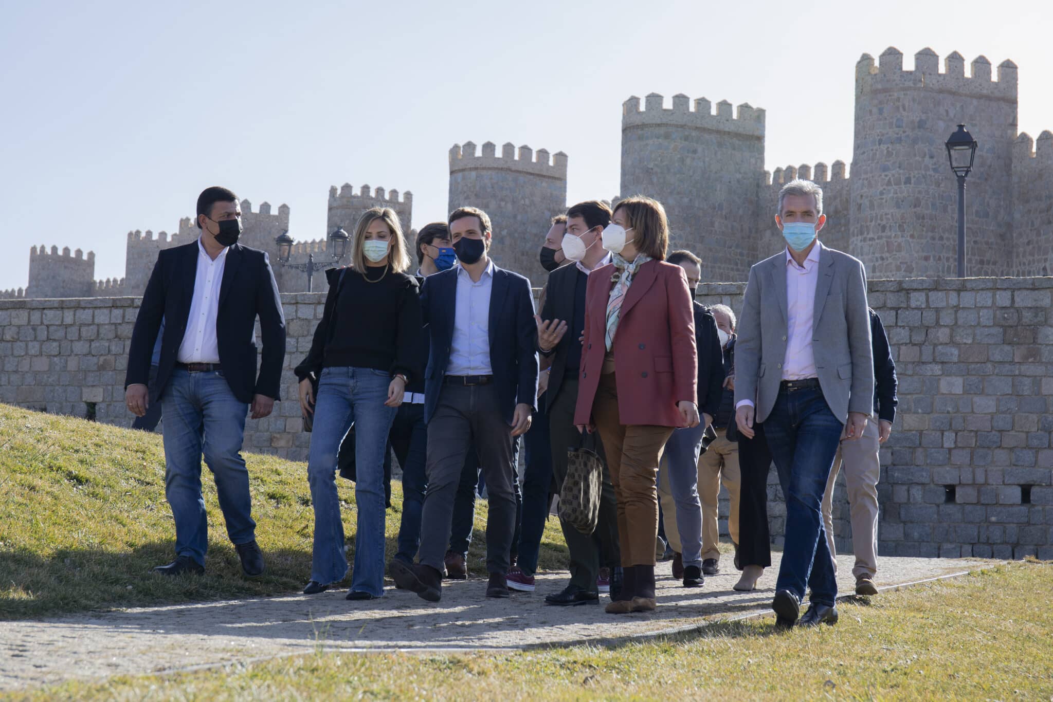 El presidente del Partido Popular, Pablo Casado, y el candidato a la Junta, Alfonso Fernández Mañueco, pasean junto a la muralla de Ávila.