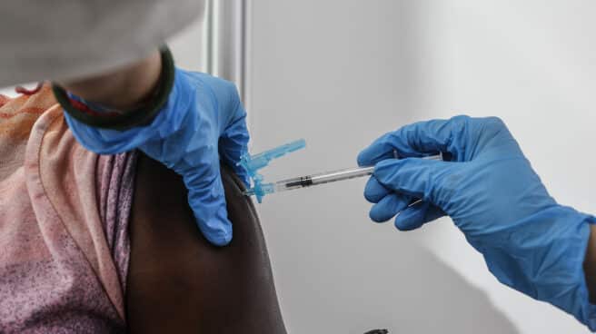 Tercera dosis de la vacuna covid siendo aplicada en un vacunódromo