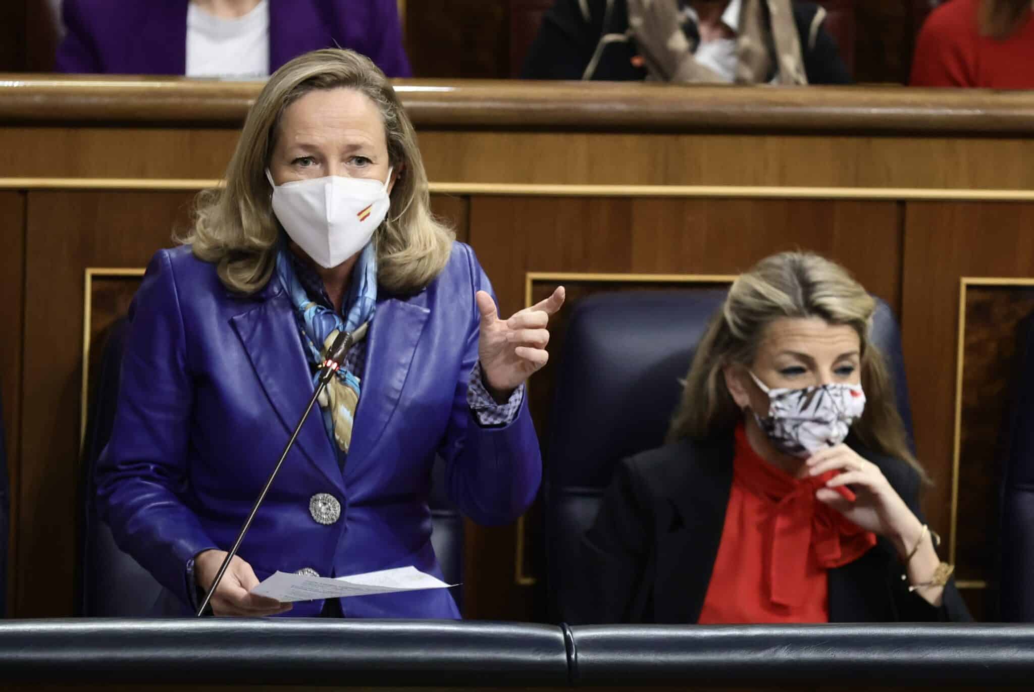 La vicepresidenta primera y ministra de Asuntos Económicos, Nadia Calviño, interviene en una sesión plenaria en el Congreso de los Diputados