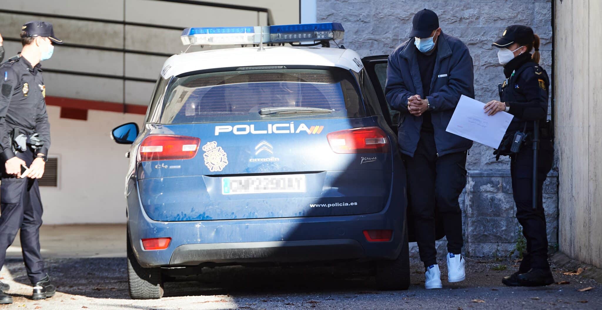 Policías trasladan a declarar a un detenido a un juzgado de Santander.