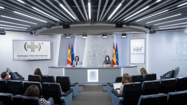 La ministra de Sanidad, Carolina Darias (i), y la secretaria de Estado de Sanidad, Silvia Calzón (d), en una rueda de prensa posterior a la reunión del Consejo Interterritorial del SNS, en La Moncloa