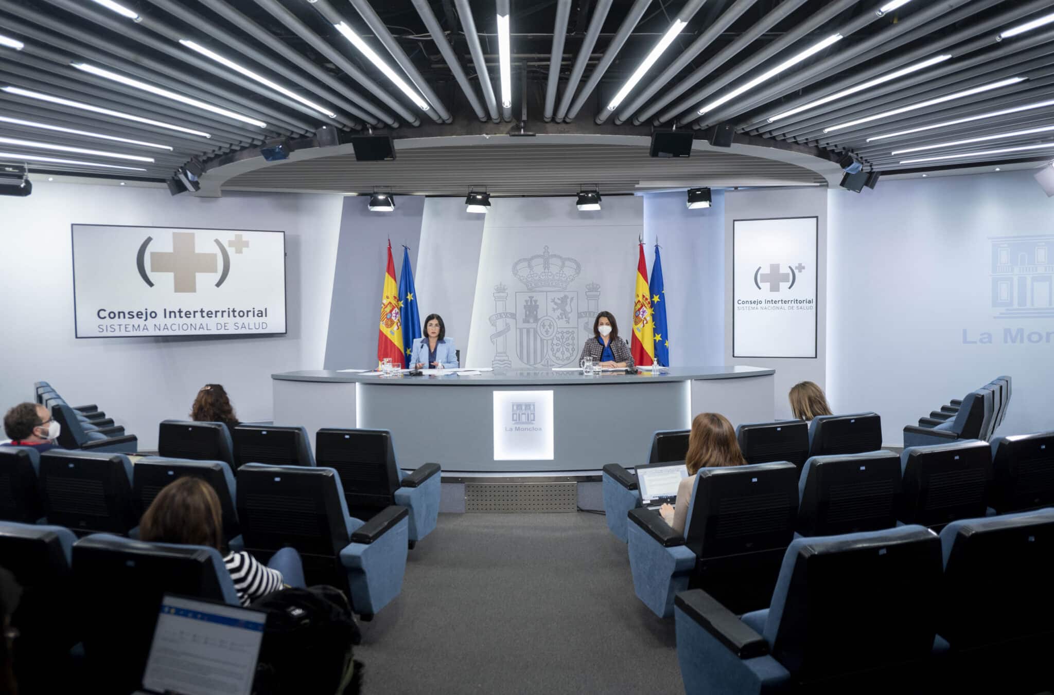 La ministra de Sanidad, Carolina Darias (i), y la secretaria de Estado de Sanidad, Silvia Calzón (d), en una rueda de prensa posterior a la reunión del Consejo Interterritorial del SNS, en La Moncloa