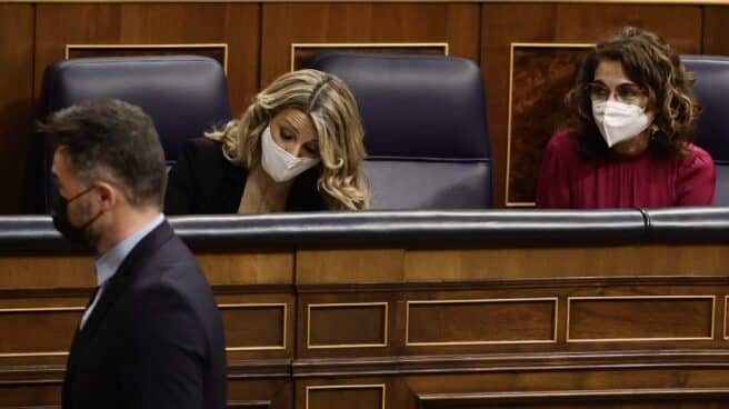 Rufián pasa por delante de Díaz y Montero. Rufián pasa por delante de Díaz y Montero.