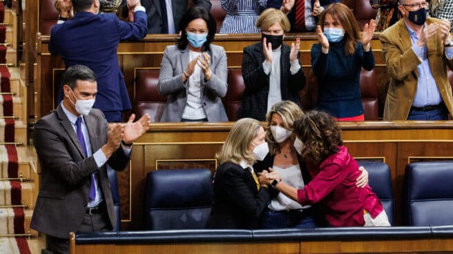 Sánchez saca pecho tras sacar la reforma laboral por un voto erróneo: "Es la victoria de toda España" (i-d) El presidente del Gobierno, Pedro Sánchez, la ministra de Economía Nadia Calviño, la ministra de Trabajo, Yolanda Díaz, y la ministra de Hacienda, María Jesús Montero