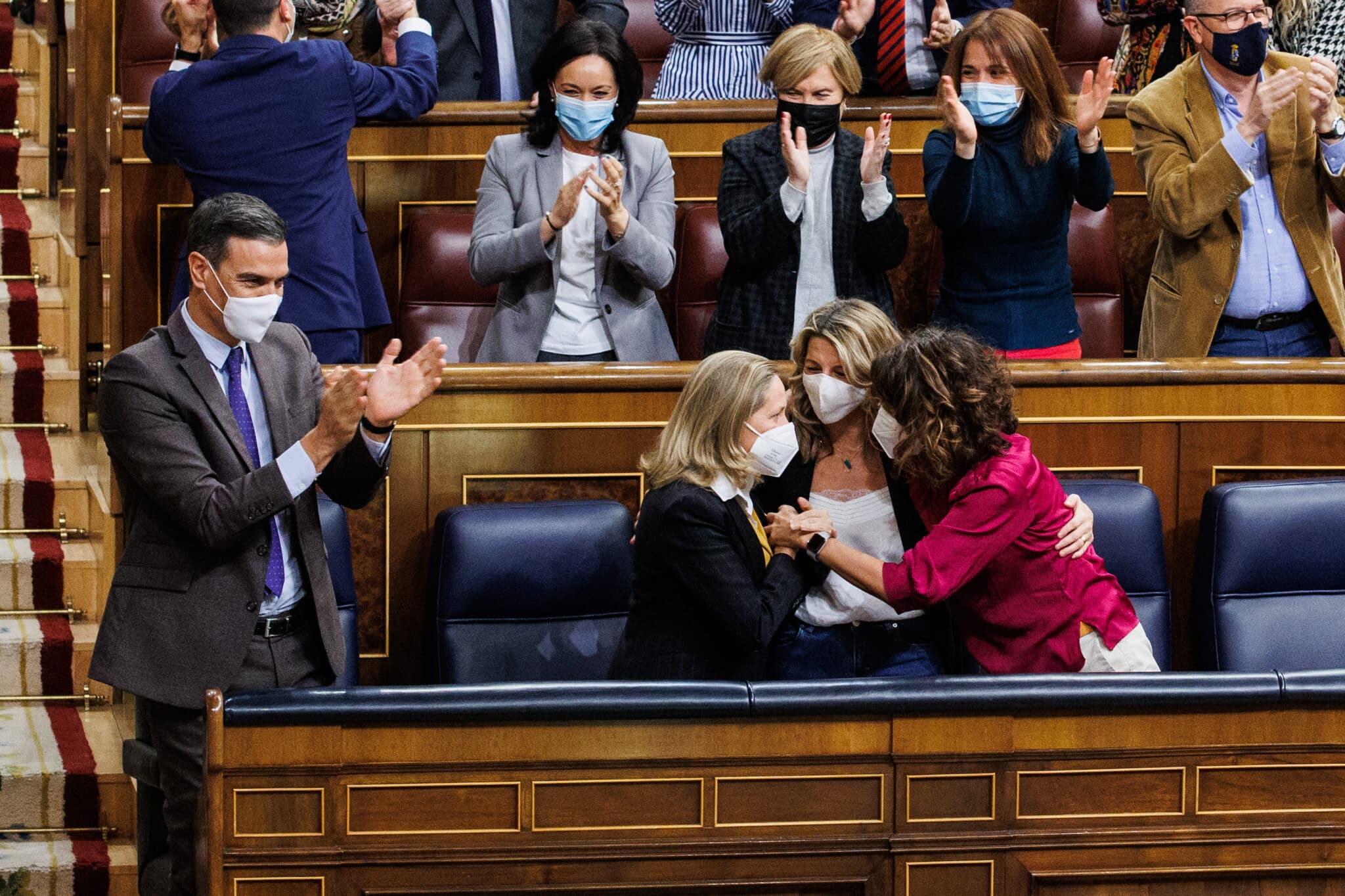 (i-d) El presidente del Gobierno, Pedro Sánchez, la ministra de Economía Nadia Calviño, la ministra de Trabajo, Yolanda Díaz, y la ministra de Hacienda, María Jesús Montero