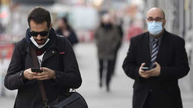 Un hombre camina sin mascarilla, a 4 de febrero de 2022, en Madrid (España). El Gobierno