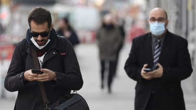 España suma 49.004 casos y 389 muertes, mientras la incidencia baja más de 100 puntos Un hombre camina sin mascarilla, a 4 de febrero de 2022, en Madrid (España). El Gobierno