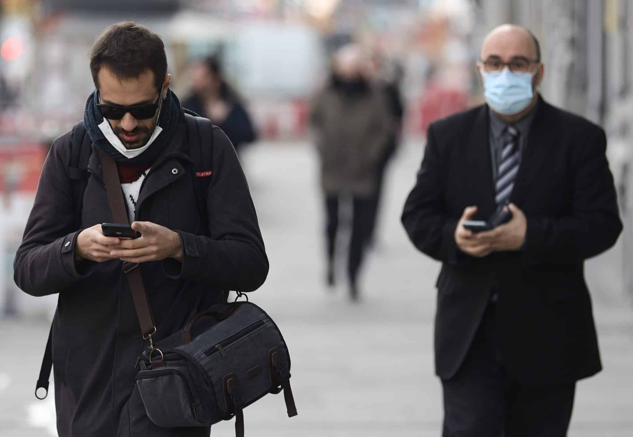 Un hombre camina sin mascarilla, a 4 de febrero de 2022, en Madrid (España). El Gobierno